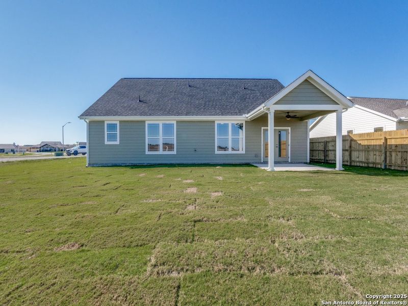 Exterior details and patio area of a home in Las Palomas Country Club Estates, La Vernia (Image 3).