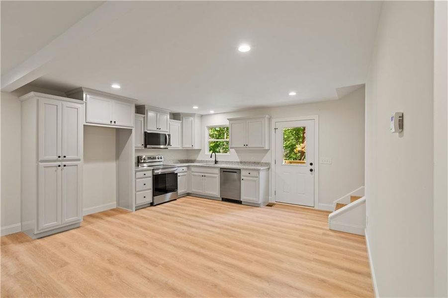 Spacious, unfurnished interior of a new home in , Dahlonega (Image 21).