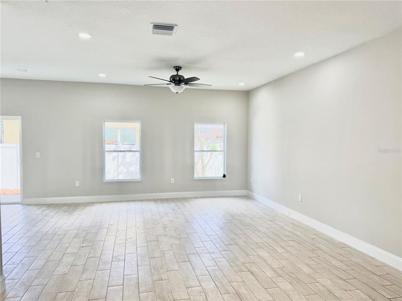 Spacious, unfurnished interior of a new home in , Orlando (Image 5).