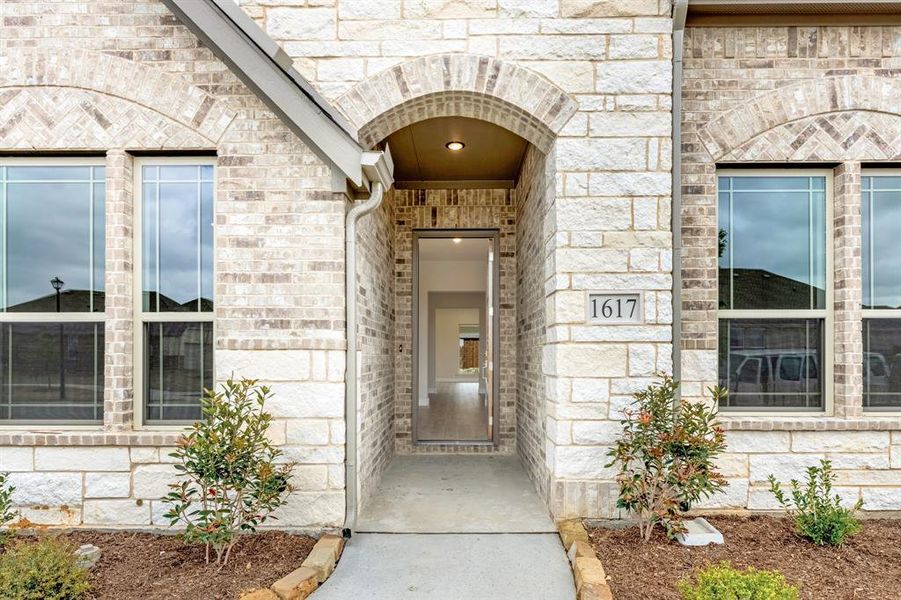 Exterior details and patio area of a home in Addison Hills, Cedar Hill (Image 3).