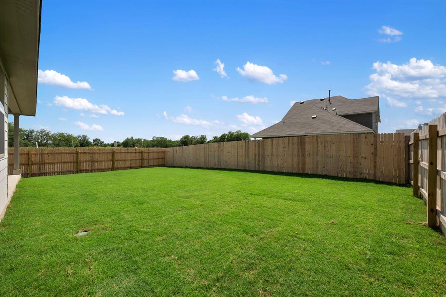 Exterior details and patio area of a home in Rolling Glen, Hutto (Image 21).