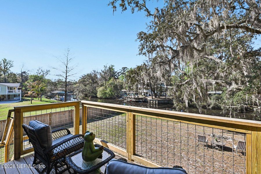 Exterior details and patio area of a home in , Middleburg (Image 25).