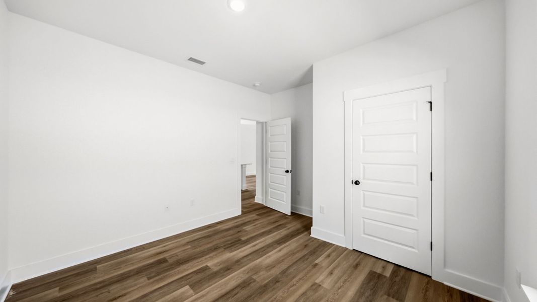 Spacious, unfurnished interior of a new home in Colonial East, Panama City Beach (Image 22).