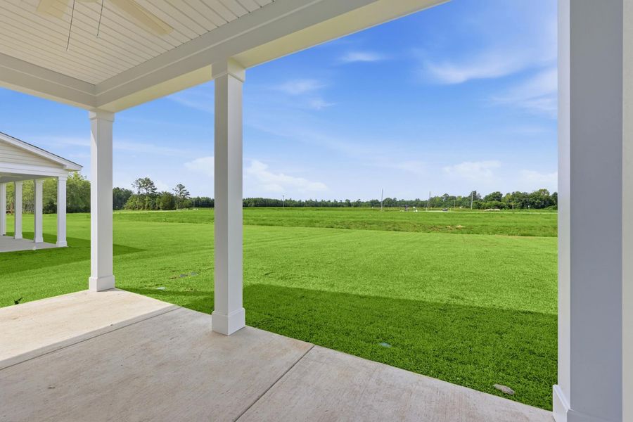Exterior details and patio area of a home in Edgefield, Loris (Image 4).