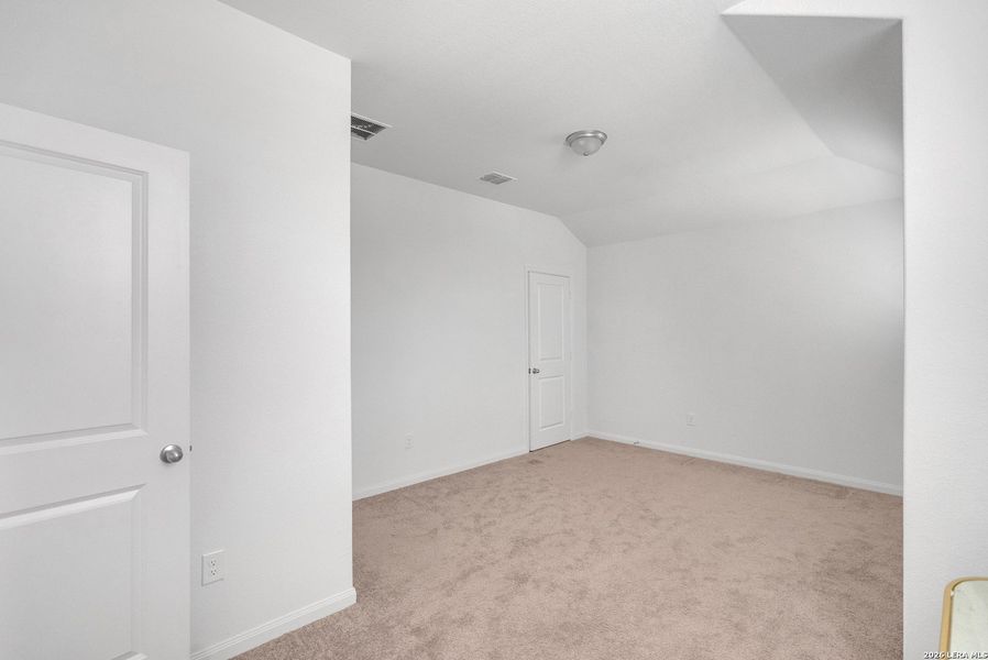 Spacious, unfurnished interior of a new home in , San Antonio (Image 14).