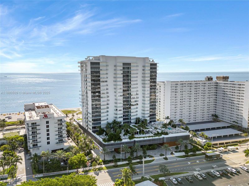 Condo located in Pompano Beach, FL showcasing its design and architecture (Image 3).