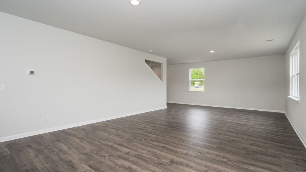 Spacious, unfurnished interior of a new home in Eagle Creek, Bolivia (Image 17).