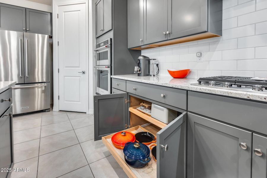 Pull out shelves Pull out shelves