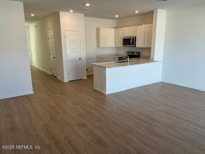 Spacious, unfurnished interior of a new home in The Landing, Middleburg (Image 23).