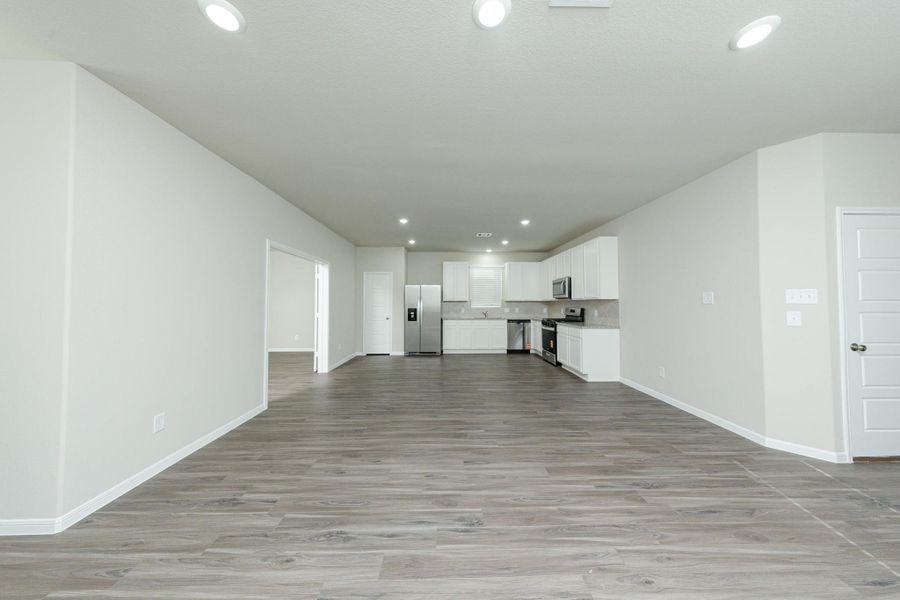 Spacious, unfurnished interior of a new home in Mackenzie Creek, Conroe (Image 13).