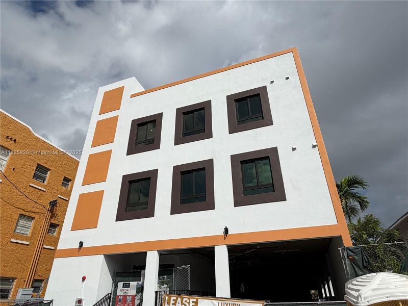 Condo located in Miami, FL showcasing its design and architecture (Image 5). Condo located in Miami, FL showcasing its design and architecture (Image 5).