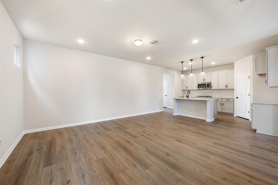 Representative images and renderings are for illustrative purposes. Actual structural options and design finishes of home may vary.