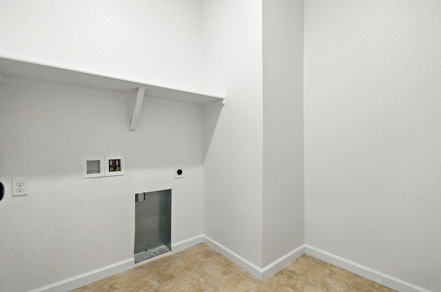 Spacious, unfurnished interior of a new home in Trailstone, Arvada (Image 27).