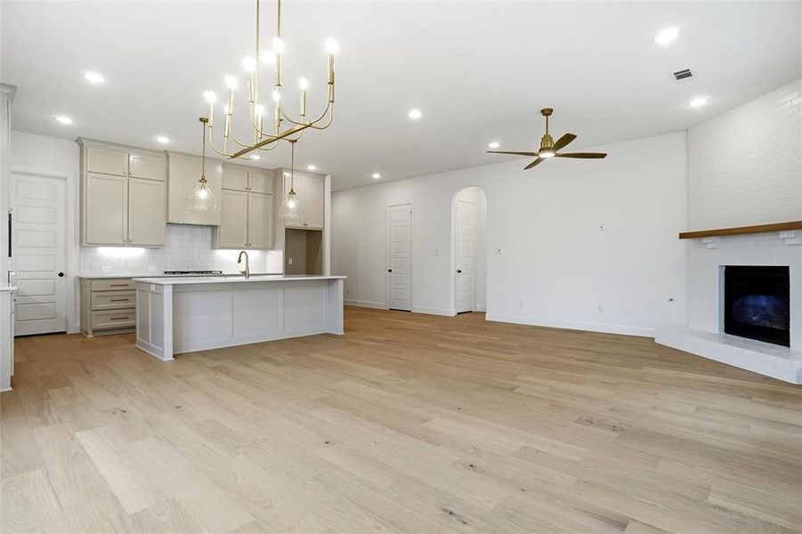 Spacious, unfurnished interior of a new home in , Aledo (Image 14).