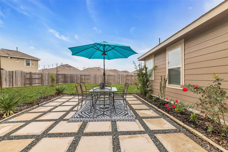 This beautiful home has it all; located on a quiet cul-de-sac street, open concept floor plan, large yard, and is located in the desirable area of Royal Brook of Kingwood. Royal Brook is a short distance away from all the Kingwood amenities. The Town Center, restaurants, and shopping.