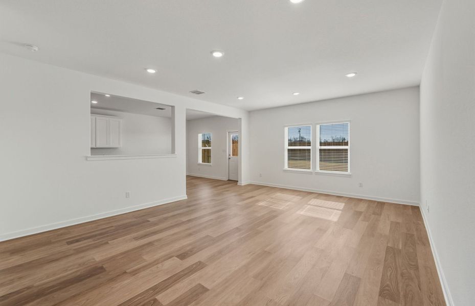 Spacious, unfurnished interior of a new home in Sunfield, Buda (Image 30).