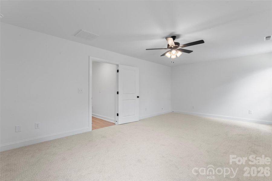 Spacious, unfurnished interior of a new home in , Harrisburg (Image 27).