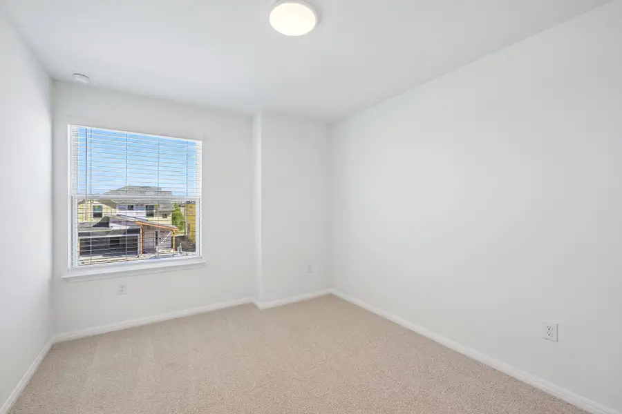Spacious, unfurnished interior of a new home in Porter Country, Buda (Image 17).