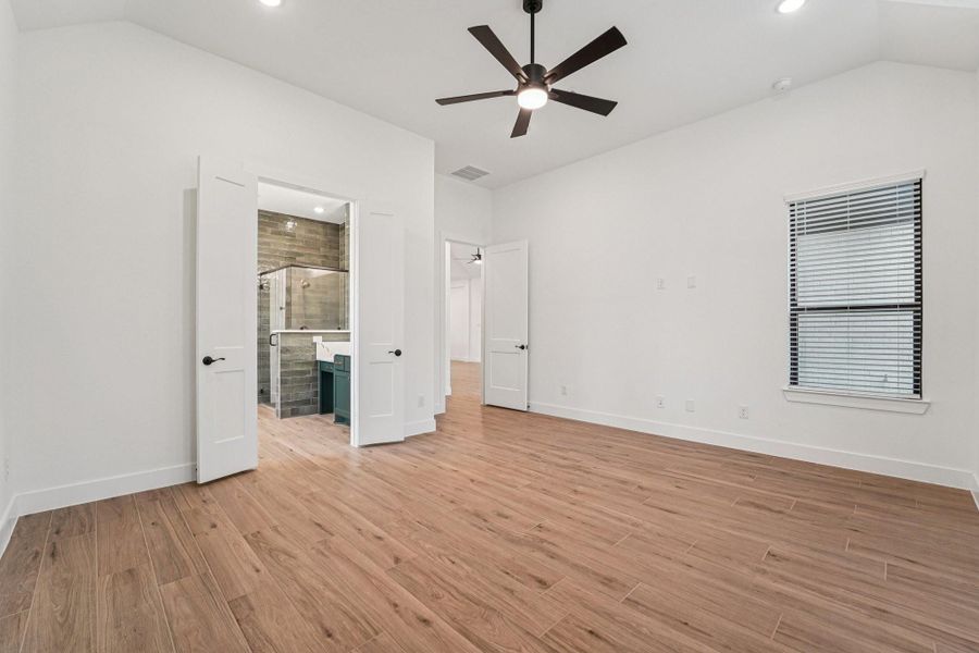 Spacious, unfurnished interior of a new home in Evergreen, Conroe (Image 36).