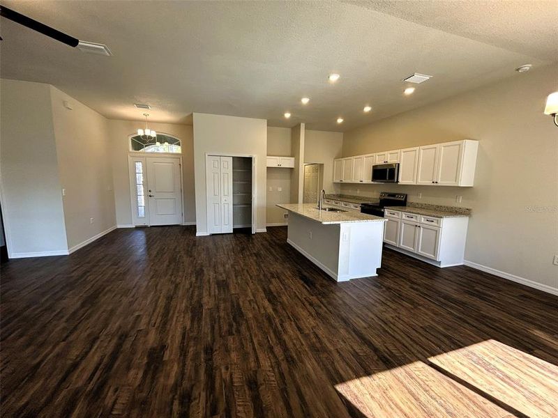 Spacious, unfurnished interior of a new home in , Citrus Springs (Image 9).