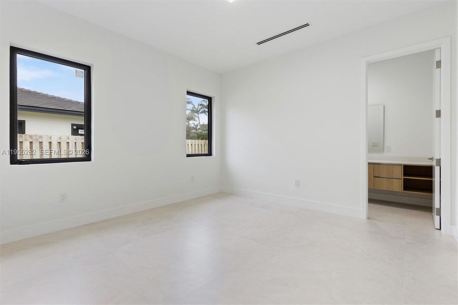 Spacious, unfurnished interior of a new home in , Cutler Bay (Image 21).
