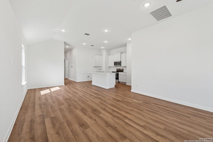 Spacious, unfurnished interior of a new home in Park Place, New Braunfels (Image 28).