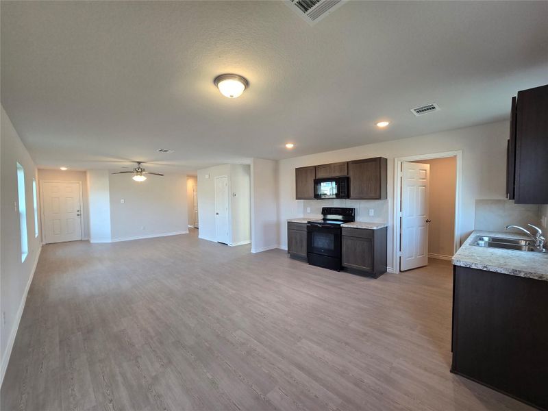 Spacious, unfurnished interior of a new home in , Baytown (Image 7).