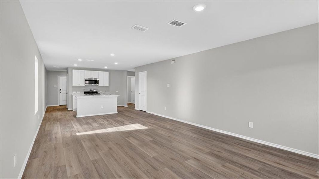 Spacious, unfurnished interior of a new home in Hickory Grove, Denton (Image 9).