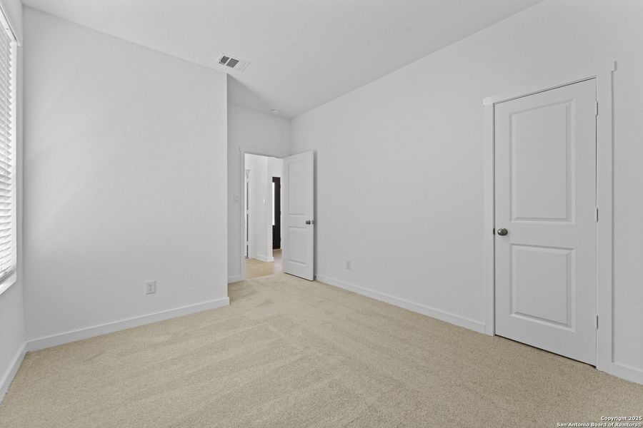 Spacious, unfurnished interior of a new home in Hidden Trails: Coastline Collection, Bulverde (Image 10).