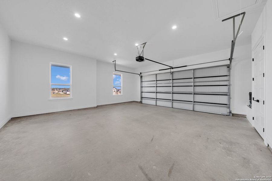 Spacious, unfurnished interior of a new home in , La Vernia (Image 37).