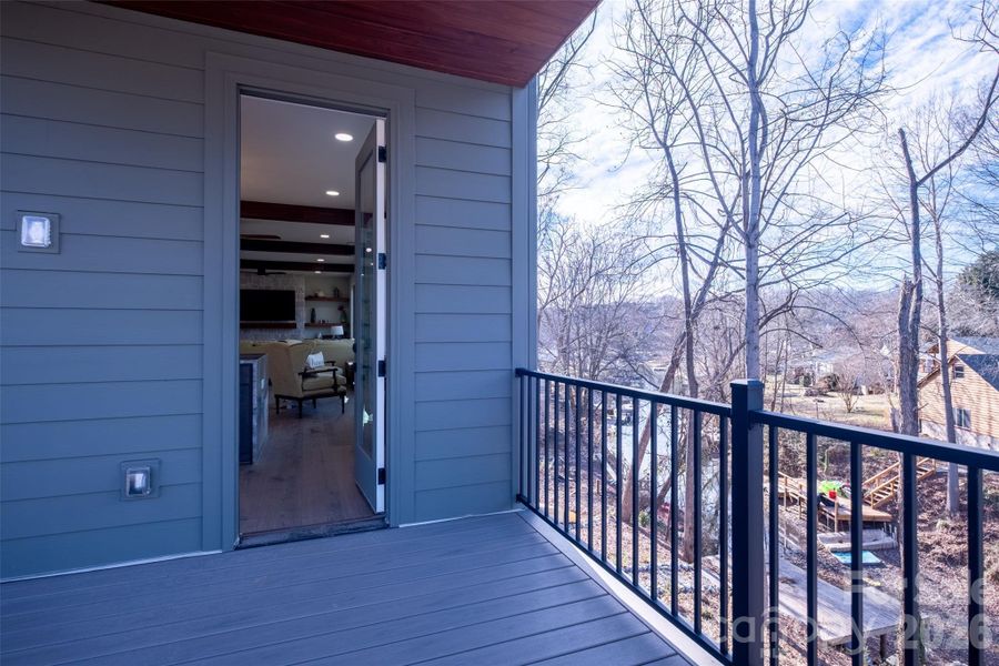 Veranda connected to the kitchen