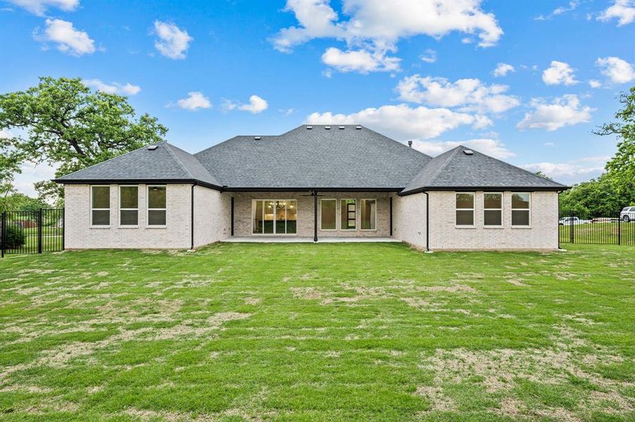 Exterior details and patio area of a home in Highland Oaks, Boyd (Image 30).