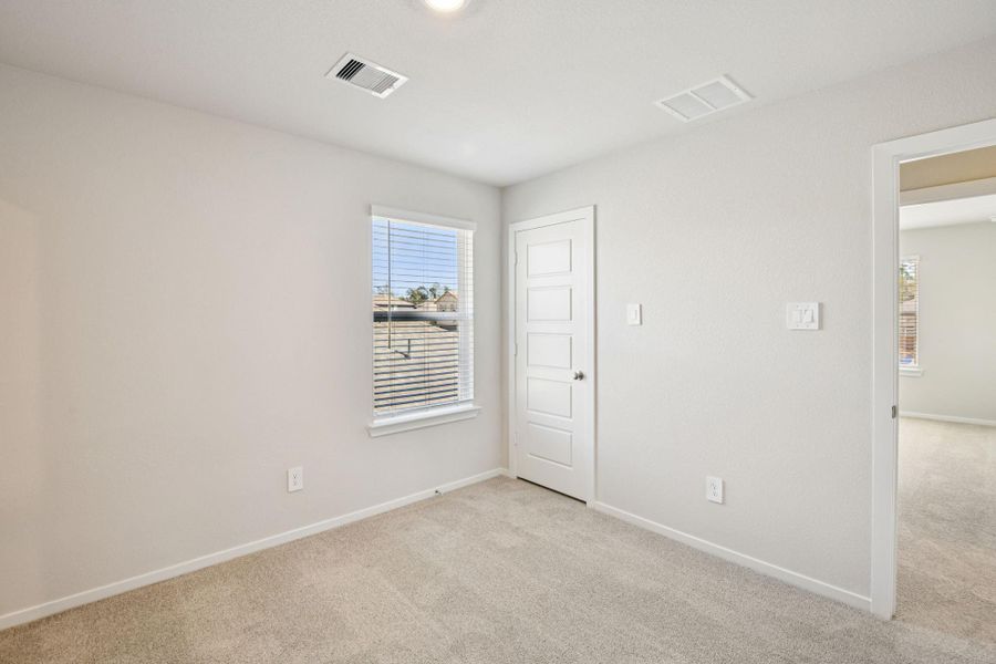 Spacious, unfurnished interior of a new home in Stewart's Ranch, Conroe (Image 29).