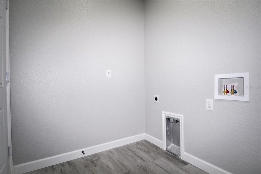 Spacious, unfurnished interior of a new home in , Sebring (Image 30).