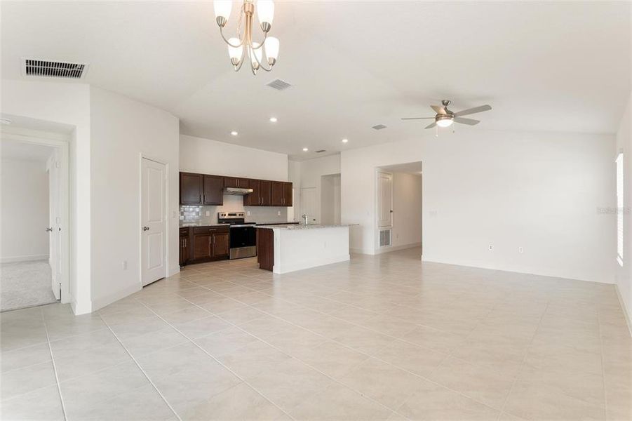 Spacious, unfurnished interior of a new home in , Davenport (Image 14).