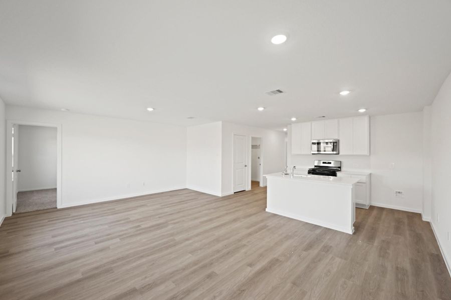 Spacious, unfurnished interior of a new home in Mill Creek, Magnolia (Image 8).