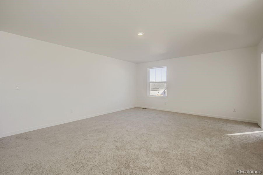 Spacious, unfurnished interior of a new home in Ledge Rock, Johnstown (Image 13).