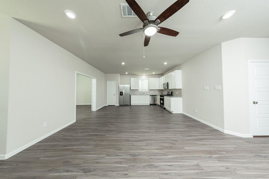 Spacious, unfurnished interior of a new home in Mackenzie Creek, Conroe (Image 9). Spacious, unfurnished interior of a new home in Mackenzie Creek, Conroe (Image 9).