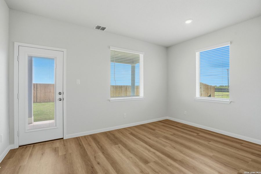 Spacious, unfurnished interior of a new home in Dauer Ranch, New Braunfels (Image 22).