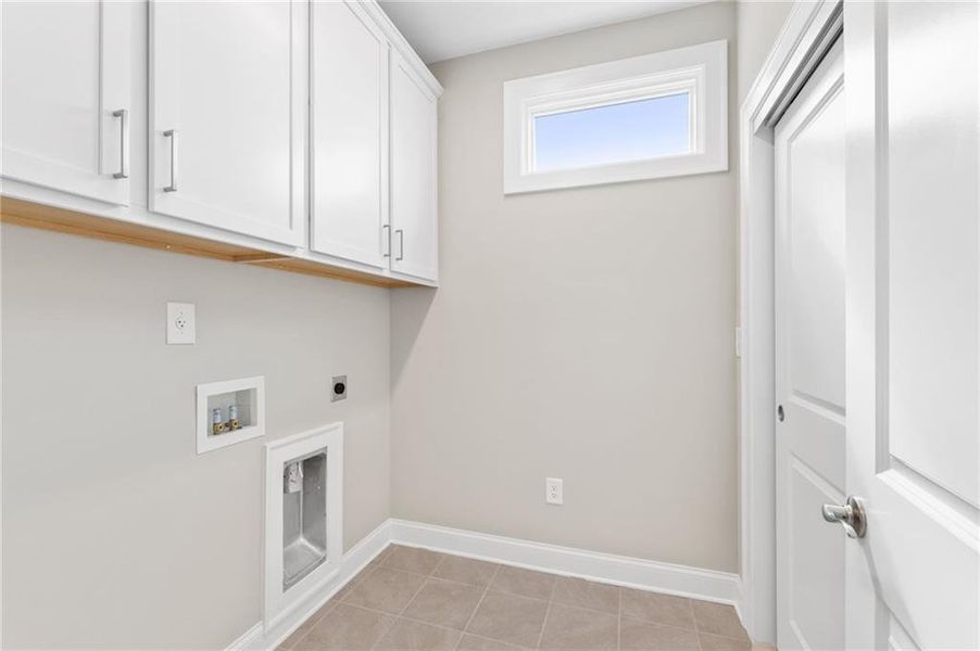 Spacious, unfurnished interior of a new home in The Courtyards at Bailey Farm, Dacula (Image 11).