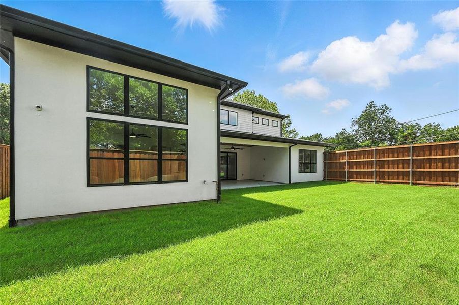 Exterior details and patio area of a home in , Dallas (Image 4).