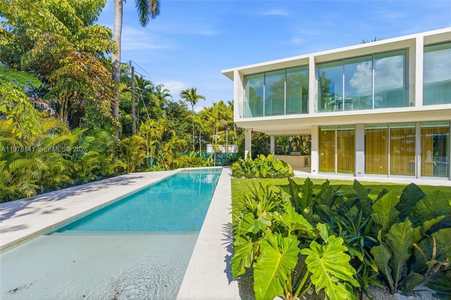 Exterior details and patio area of a home in , Miami (Image 24).