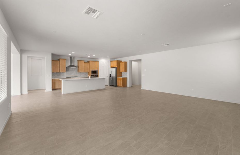 Spacious, unfurnished interior of a new home in Allen Ranches, Litchfield Park (Image 29).