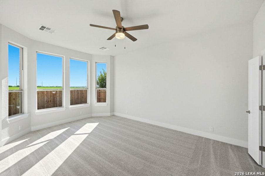 Spacious, unfurnished interior of a new home in Venado Crossing, Cibolo (Image 10).