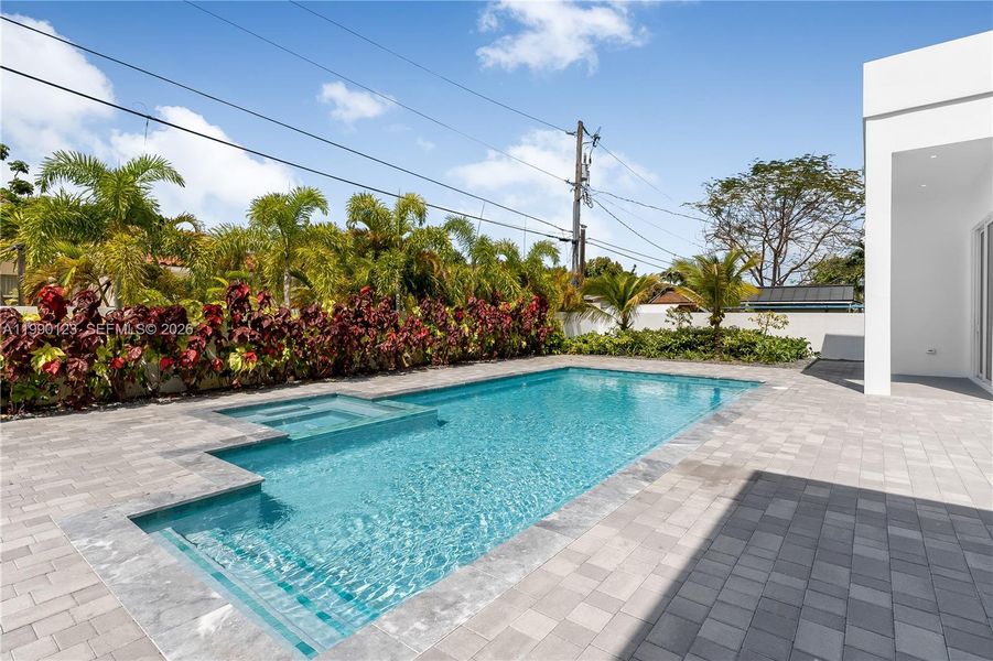 Exterior details and patio area of a home in , Doral (Image 20).