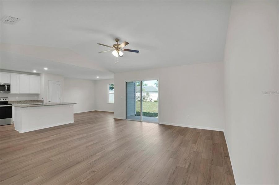 Spacious, unfurnished interior of a new home in , Ocala (Image 8).