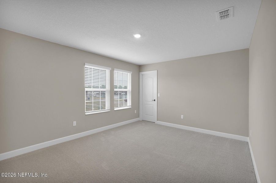 Spacious, unfurnished interior of a new home in Jennings Farm, Middleburg (Image 23).