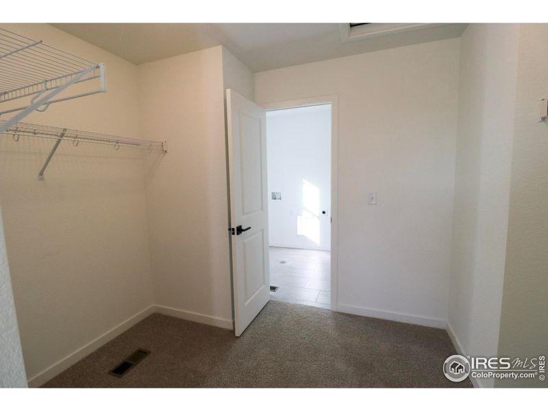 Primary closet that communicates to the laundry room