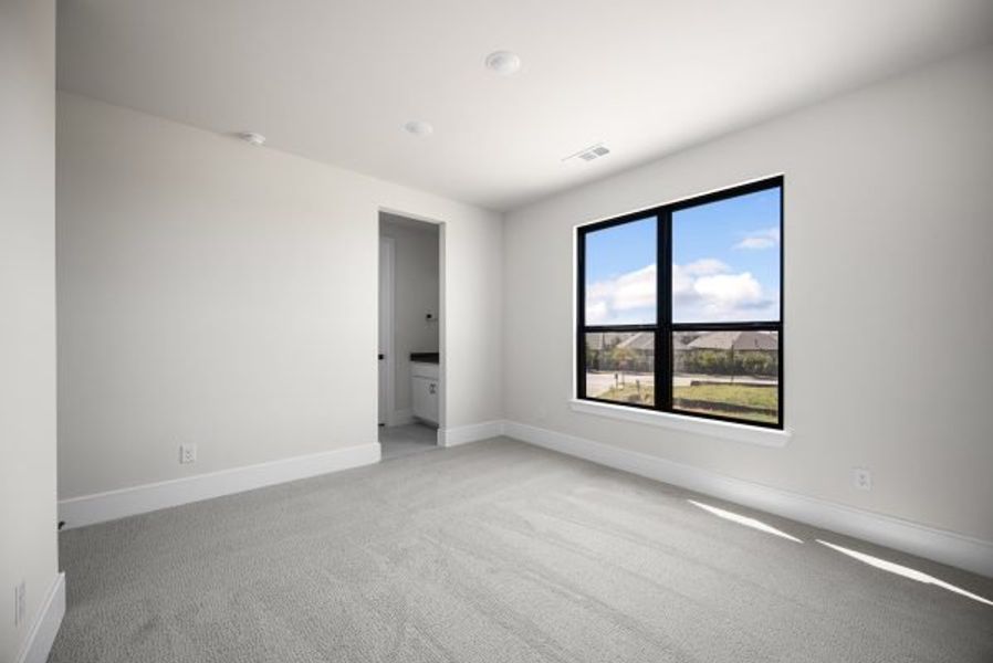 Spacious, unfurnished interior of a new home in Heath Golf and Yacht Club, Heath (Image 50).