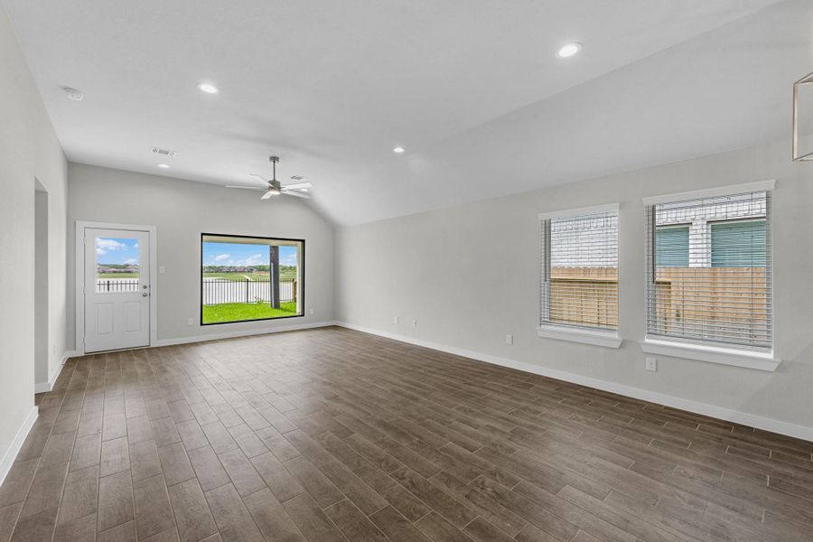 Spacious, unfurnished interior of a new home in Huntington Place, Rosharon (Image 13).